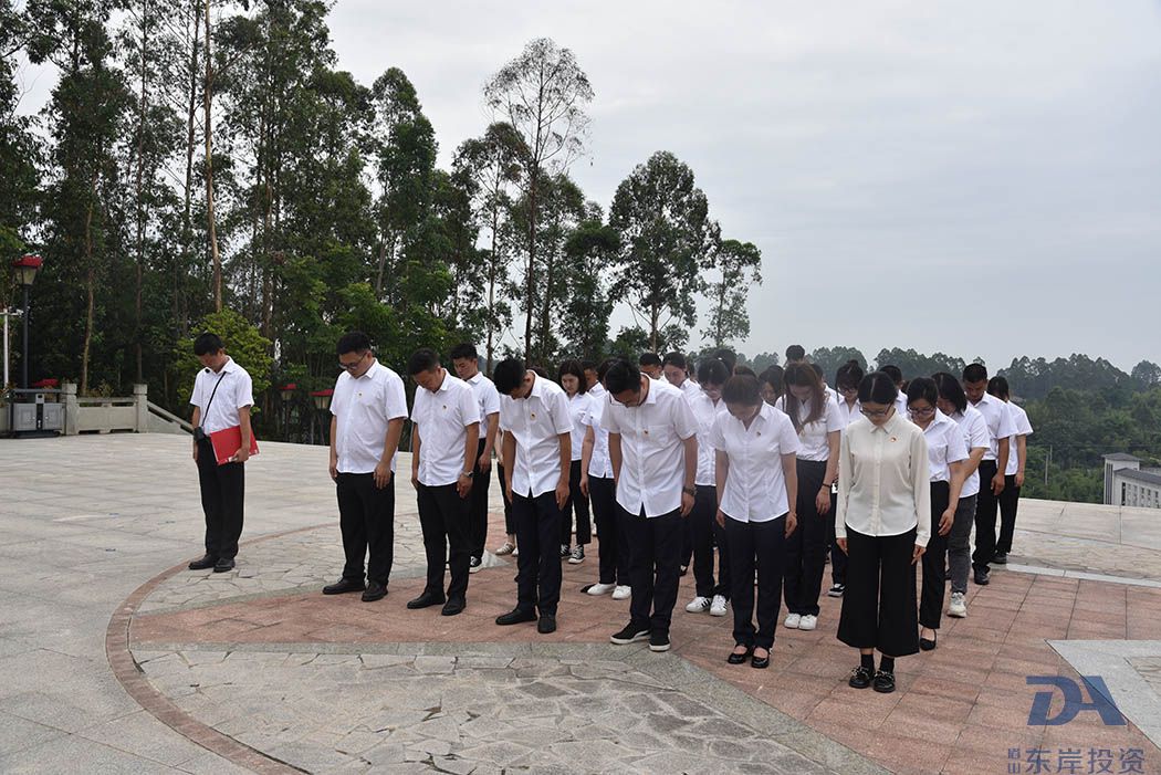 走進(jìn)紅色西山、牢記革命歷史